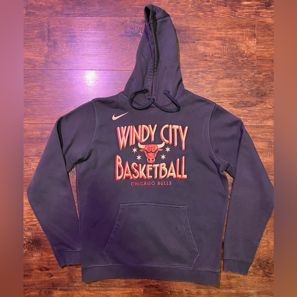 Nba Nike windy city Chicago Bulls hoodie sweater, size medium, color grey